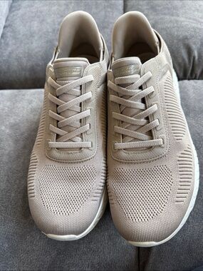 Like New Skechers Women’s 9.5 Slip-on Sneakers in Taupe Beige